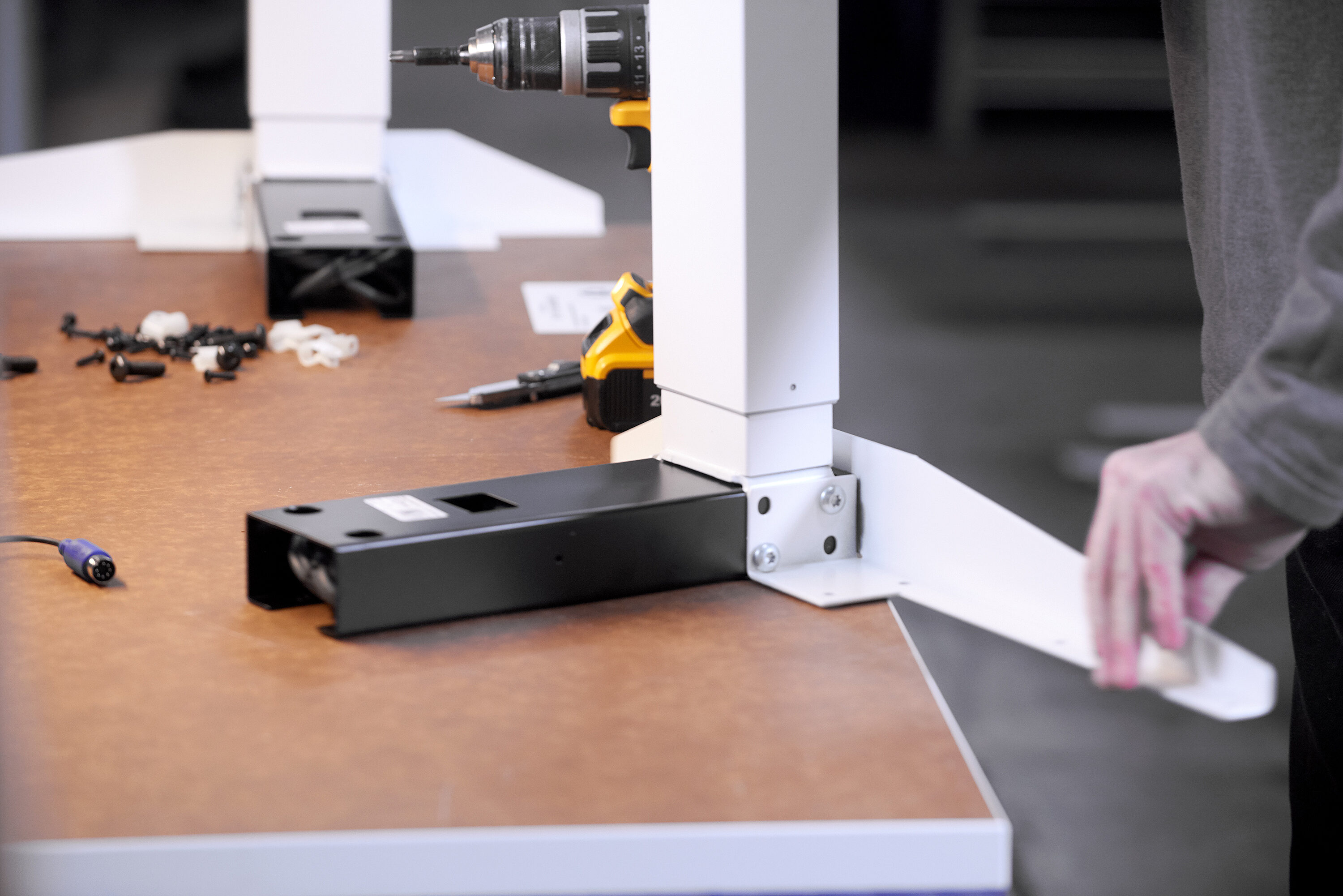 table legs being attached to table top